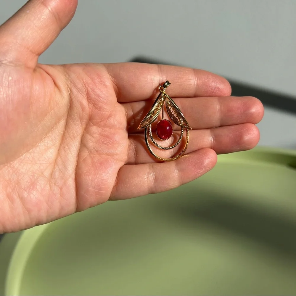 Gold filigree pendant with red jewel - Picture 4 of 4